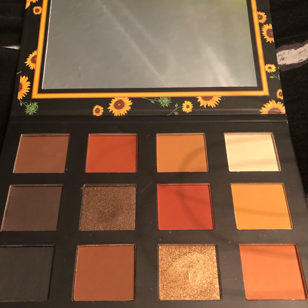 Hot Topic Sunflowers & Skulls Eye shadow pallet